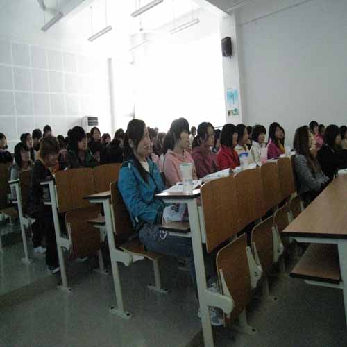 彩（cǎi）鋼瓦公司同（tóng）學們專注的聽講