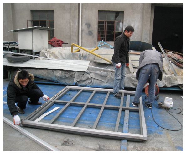 談判組成員幫忙（máng）加工活動房材料