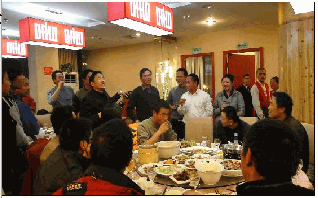 活動房公司俞總向大家介紹今晚來得幾位貴賓