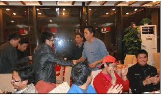 鋼結構（gòu）公司朱（zhū）副總為優秀員（yuán）工發紅包