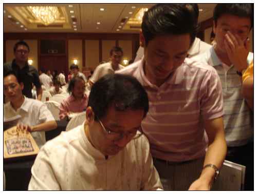 慧聰董事長郭凡生老師為集裝（zhuāng）箱（xiāng）活（huó）動（dòng）房公司俞總簽名