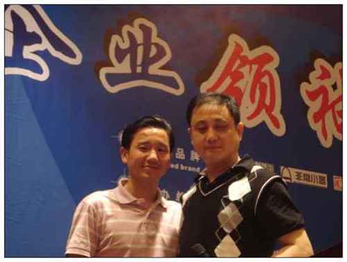 鋼結構（gòu）廠房公司俞總與著名（míng）主持人金緯合影