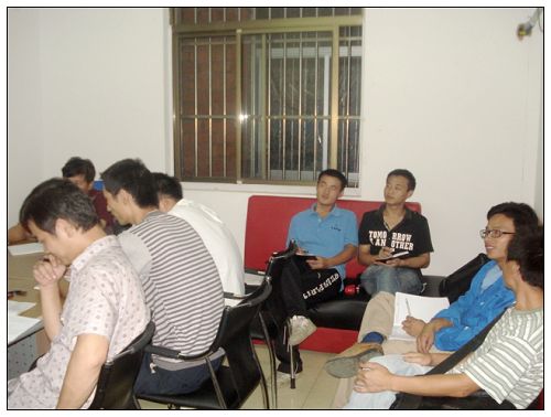 彩（cǎi）鋼（gāng）板公（gōng）司員工在學習中前進，在前進中學習