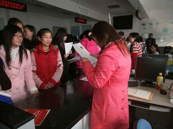 活動房公司觀看現場學生簡曆，了解情況