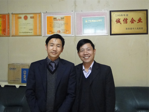 泉龍機械董（dǒng）事長陸秀平親自帶我司俞總及馬主任參觀機械設備