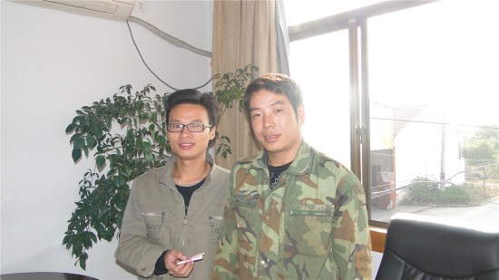 活動房公司車（chē）間主任劉（liú）厚偉（左（zuǒ））和（hé）車間員工老（lǎo）張