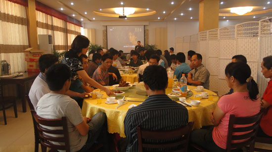 聚餐慶賀出口（kǒu）日本集裝箱房屋（wū）圓滿交貨