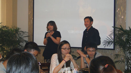 聚餐慶賀出口日本集裝（zhuāng）箱房屋圓滿交貨