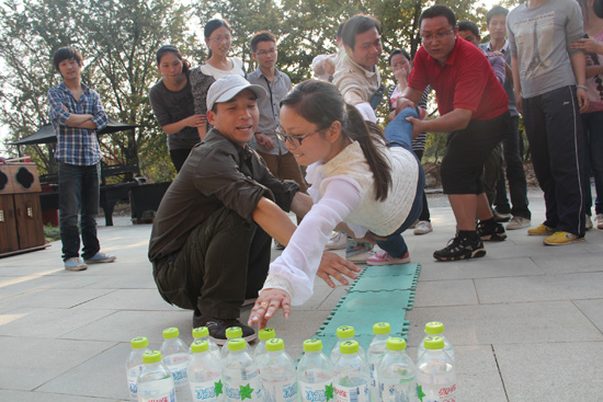 集裝箱活動房公司的成員在團隊幫助下完（wán）成指定任務