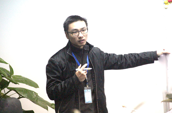 朱總（zǒng）正在講述節約成本的（de）意義