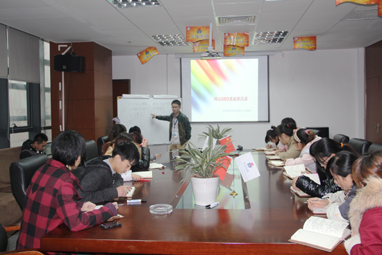 集裝箱活動房公司家人正在認真記錄