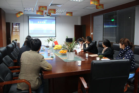 商友們觀看天（tiān）地活（huó）動房公司企業宣傳片