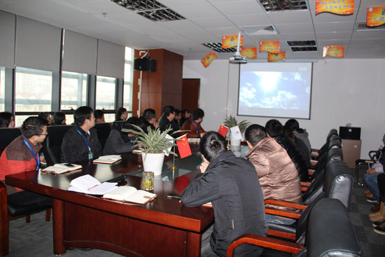 早會上，家人們（men）欣賞“丝瓜视频官网十一核”視頻（pín）