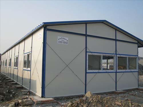 那間石榴樹旁的活動房