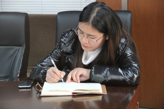 集裝箱房屋公司的推廣（guǎng）組（zǔ）組員正在認真記筆記