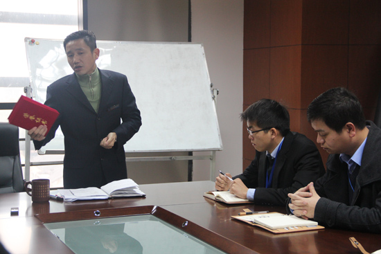 早會上俞總表揚優（yōu）秀員工