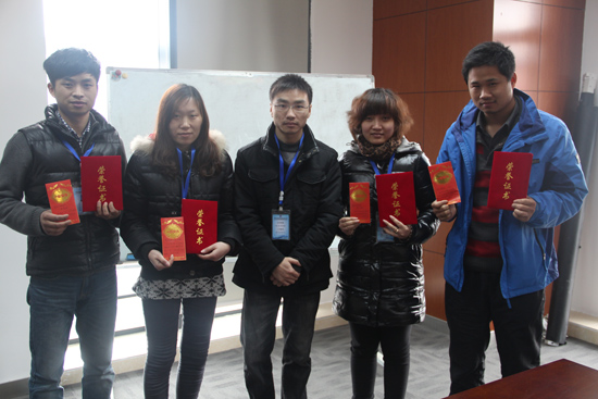 朱總和優秀員工合影