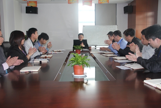 討論會上好的建（jiàn）議和想法贏得大家掌聲不斷