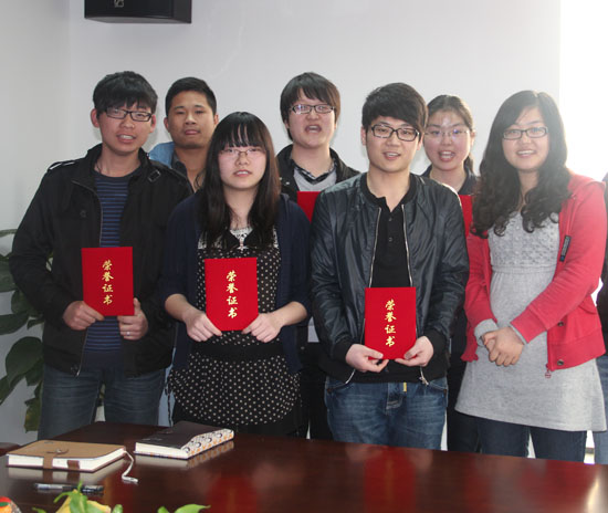 五位學生和（hé）他們的團隊指導老（lǎo）師合影（yǐng）