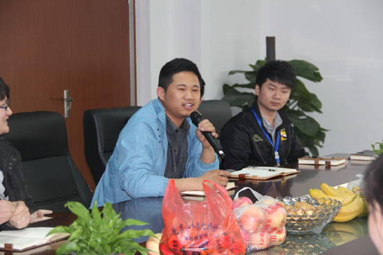 歡送會（huì）上王剛老師表揚和肯定五位優秀的（de）學生