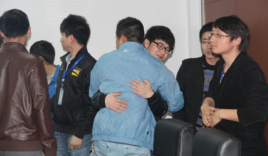 離別時深情擁抱盡顯團隊溫馨