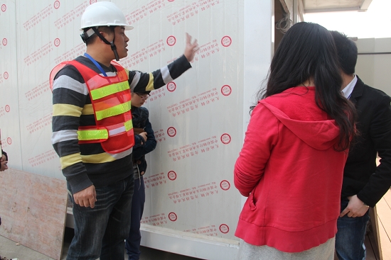 廠房內薛副總認真講解產（chǎn）品的結構和用途