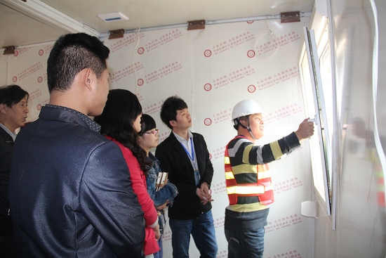 薛副總在給網絡部學習團隊演（yǎn）示產品（pǐn）的特點和用（yòng）途