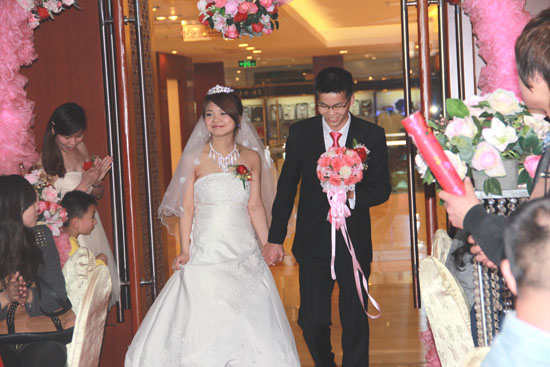 新郎易副總與妻子攜手邁進幸福殿（diàn）堂