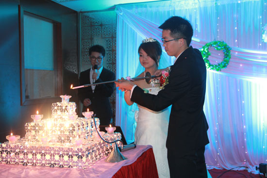 婚禮上，新人點亮幸福燭火