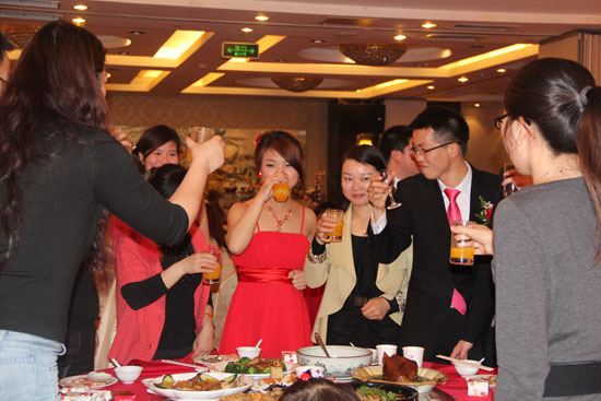 酒杯（bēi）舉起，幸福滿（mǎn）滿