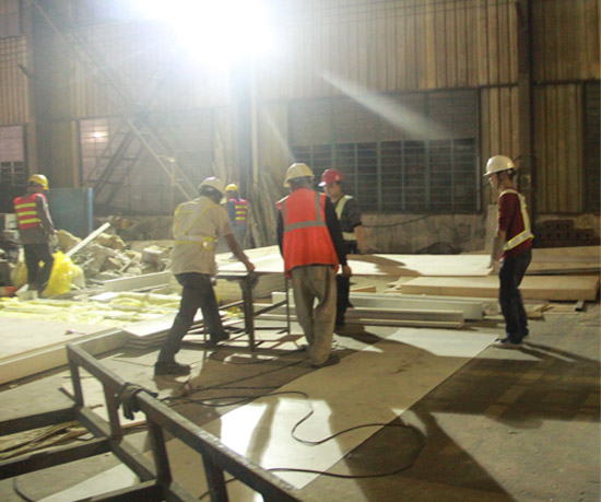 燈光下工人們在緊張的忙碌著