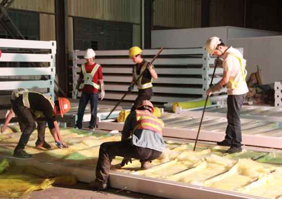 車間裏，一片繁忙