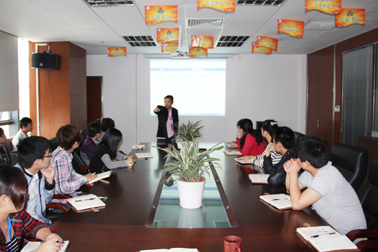 俞（yú）總在指導學習中激情飛揚