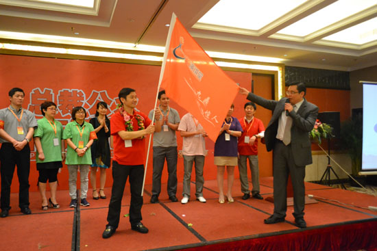 吳思通老師贈予俞總錦旗