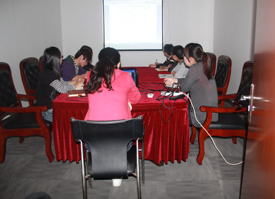 葉（yè）伶月老師在（zài）給推廣組做培訓（xùn）