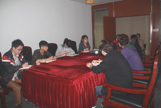 推廣組成員認真聽講（jiǎng）並記錄