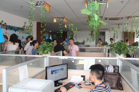 旭日裝飾團隊參觀丝瓜视频官网彩（cǎi）鋼網絡營銷團隊