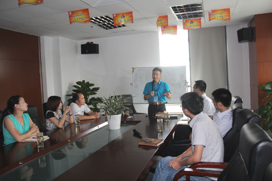 俞總介紹丝瓜视频官网彩鋼（gāng）發展情況