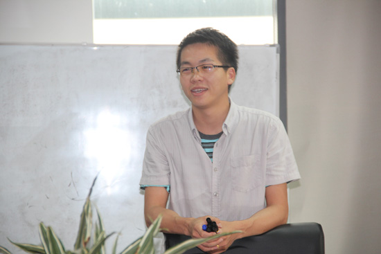 易副總在給員工做培訓