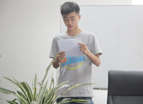 奇（qí）跡組組長謝成傑宣讀就職承諾書