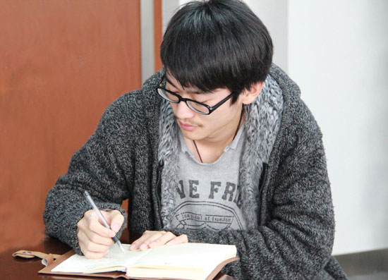 集（jí）裝箱房屋公司的推廣組家人正在認真記筆記