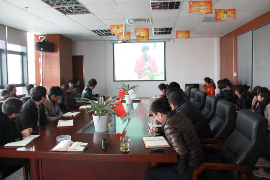 集裝箱活動房公司的家人們觀看（kàn）《2013，我們的（de）承諾》視頻