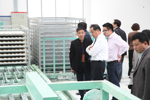 集裝箱房屋（wū）公司的董（dǒng）事長俞方偉（wěi）參觀藍天永樂生產車間