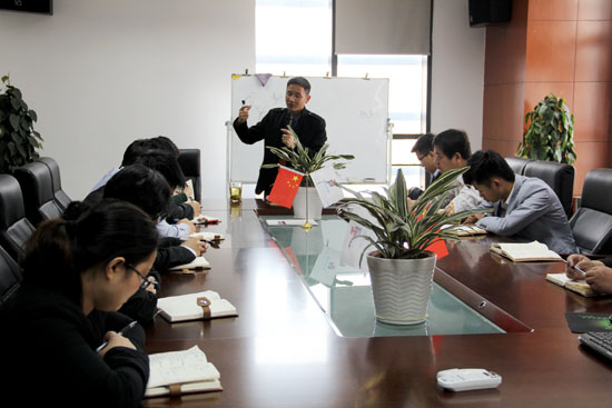 晨會上集裝箱房屋公司（sī）的俞總宣布公司組織（zhī）架構的調整（zhěng）決定