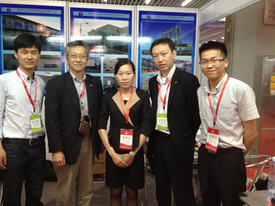 集裝箱房屋公司的營銷部家人與客戶合影（yǐng）