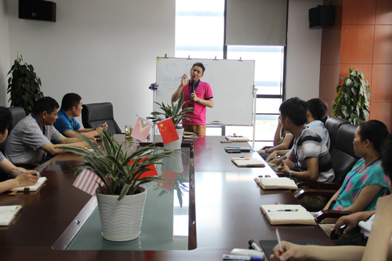 家人（rén）們分（fèn）享中標的喜悅