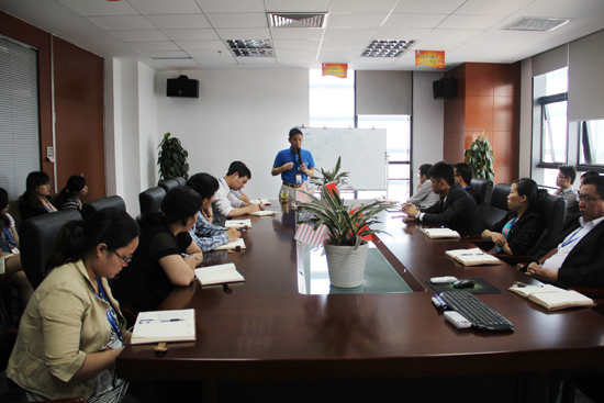 集裝箱房屋公司的家人們正在認真（zhēn）思考（kǎo）