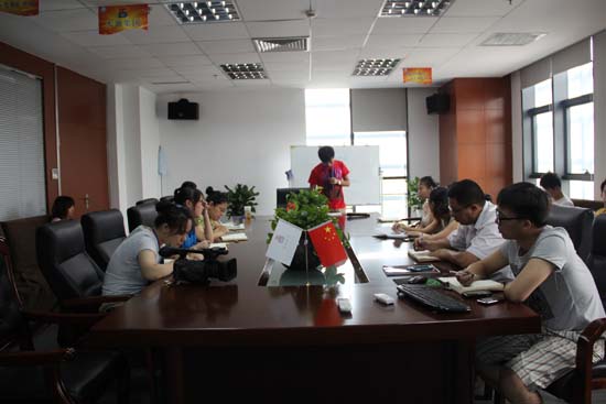 家（jiā）人們正在認（rèn）真記筆（bǐ）記