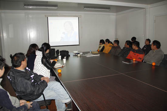 家（jiā）人們正在觀看視頻