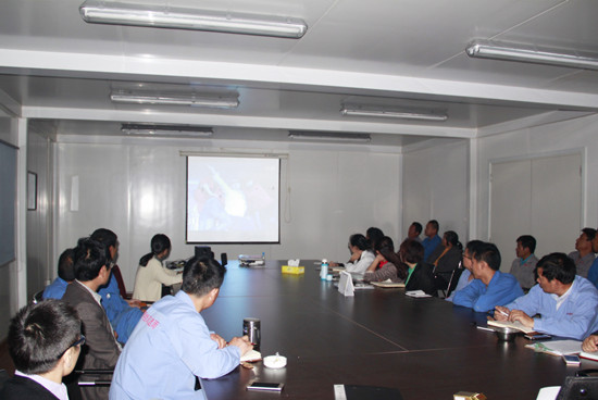 家（jiā）人們正在觀看視頻